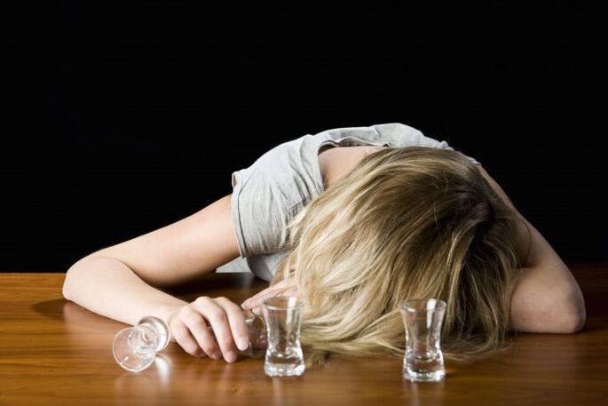 жінка п'є алкоголь як кинути