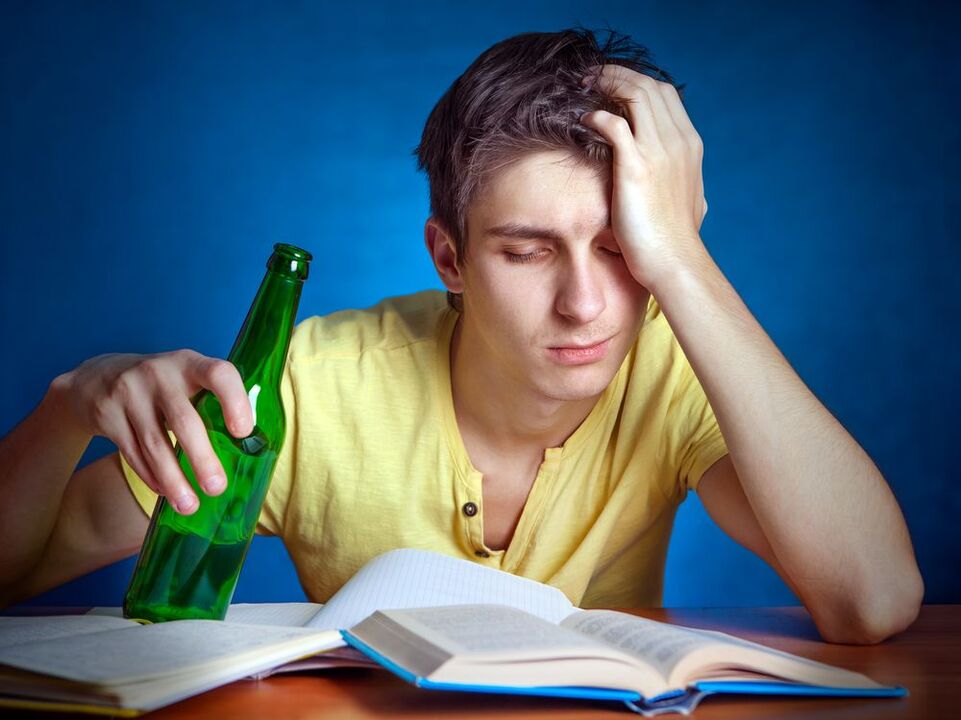 втомлений учень з пивом як кинути пити